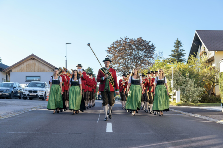 Musikverein Traberg präsentiert stolz neue Uniform